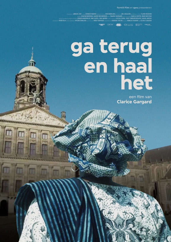 Filmposter van 'Ga terug en haal het' met een foto van het achterhoofd van een vrouw in blauwe hoofddoek en bovenkleding voor een imposant gebouw en blauwe lucht.
